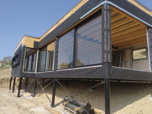 maison-individuelle-pilotis-metal-audibert-charpentes.fr-construction-ossature-bois-theze-valensole.webp