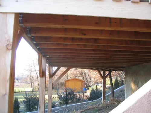 assemblage-terrasse-audibert-charpentes.fr-terrasse-bois-theze-sisteron.webp