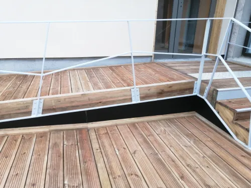 finition-rampe-caillebottis-audibert-charpentes.fr-terrasse-bois-theze-entrepierres-1.webp