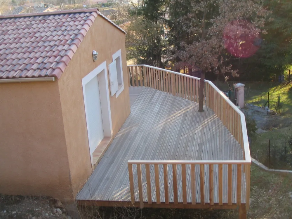 structure-terrasse-audibert-charpentes.fr-terrasse-bois-theze-sisteron.webp