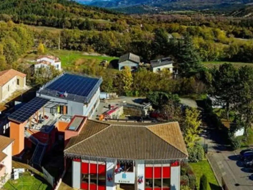 maisonsanteaiglunvueaeriennecharpenteaudibert-charpentes.webp